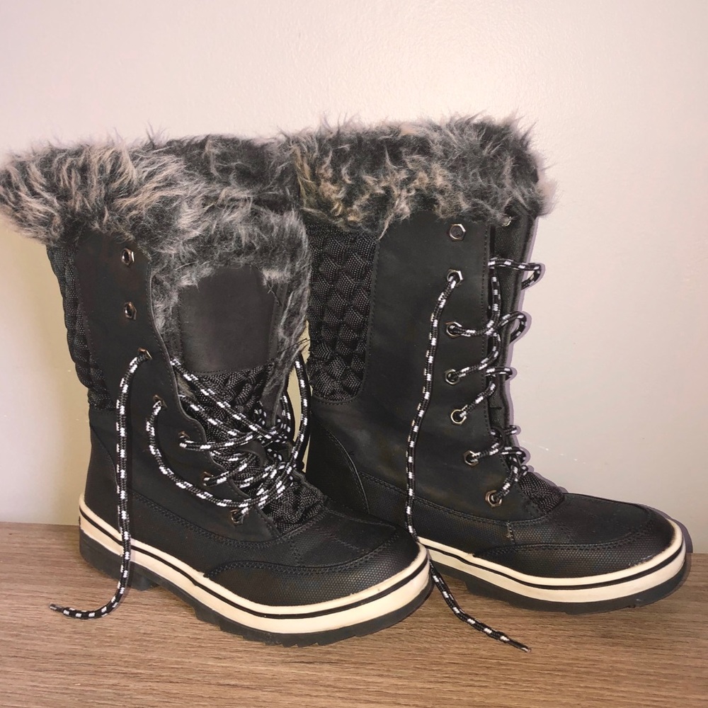 Black winter boots with gray/white fake fur!